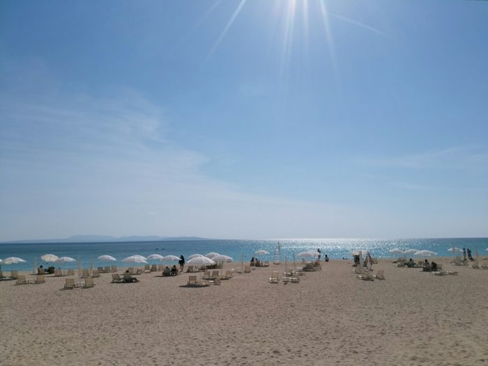 パラソルが並ぶ白砂のビーチ
